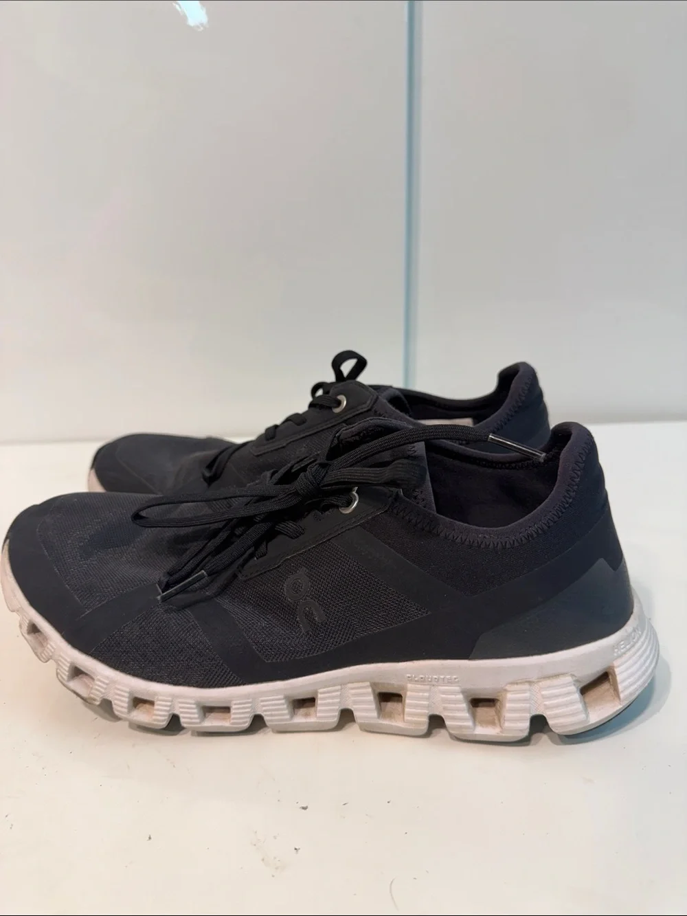 Used women’s oncloud Athletic Running Shoes size 9